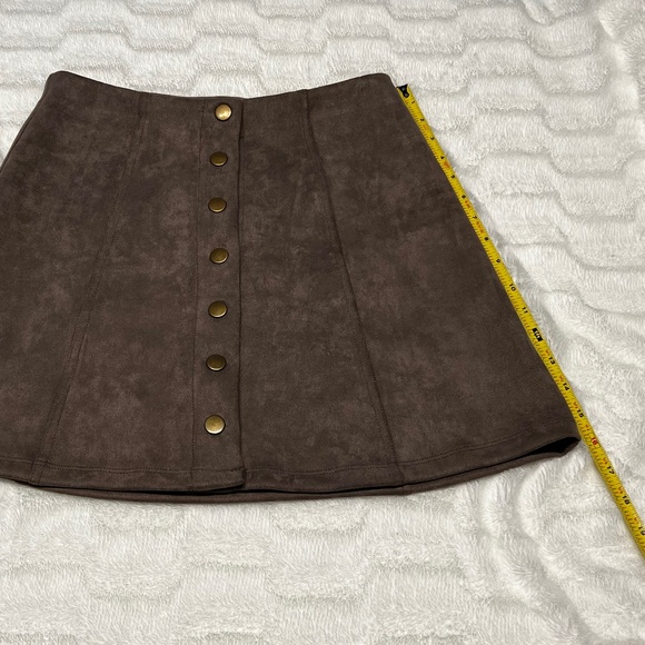 Super soft and cute button front gray suede skirt - Picture 5 of 5